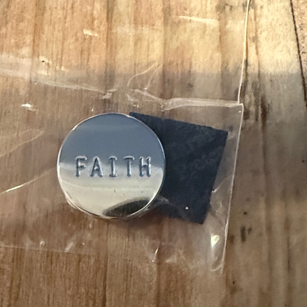 Round disc charm “Faith” keep collective